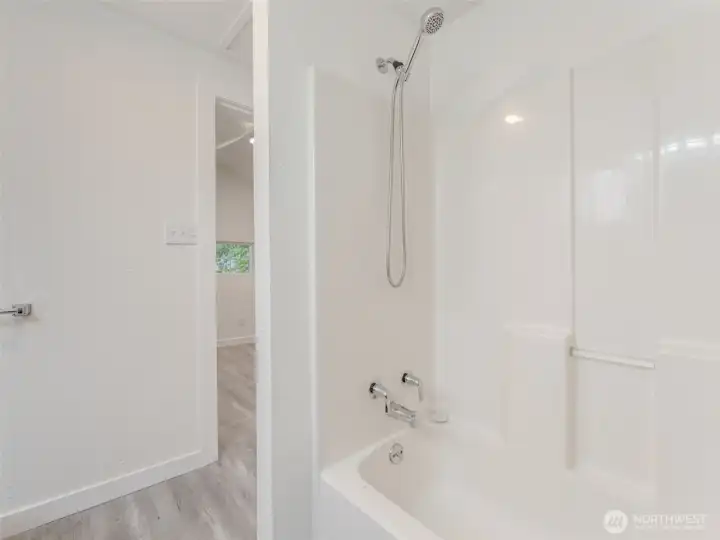 primary tub/shower