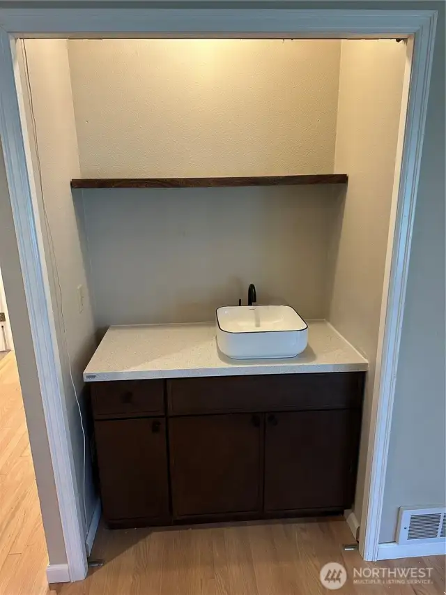 Coffee &/or Wet Bar in the kitchen/family room area. Great while entertaining.