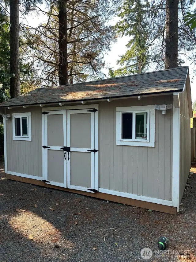 Spacious storage/shop in backyard