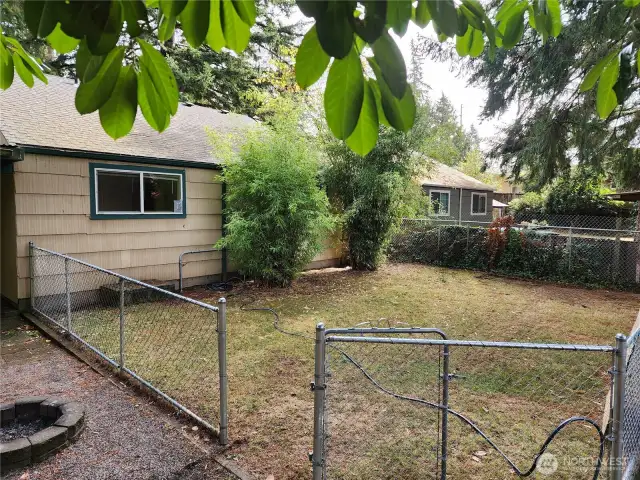 Peaceful fence backyard-Great for family gathering or pets