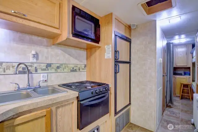 Microwave and stove/oven