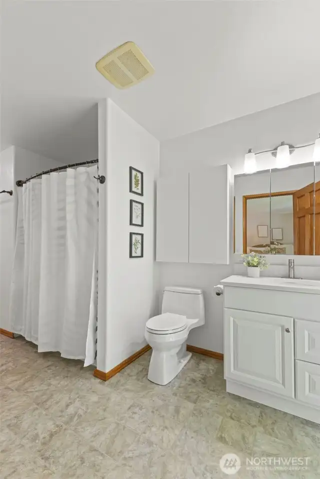 Junior Ensuite bath