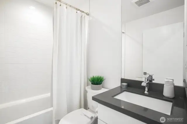 Full bathroom (floor 2)