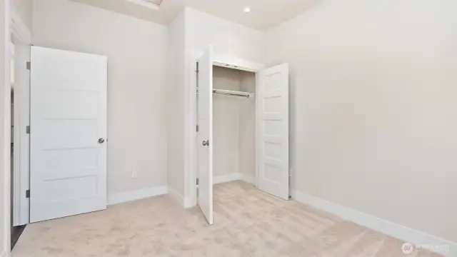Middle bed closet