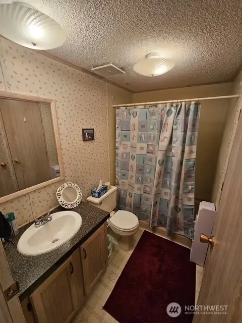 Full bathroom in the hall!
