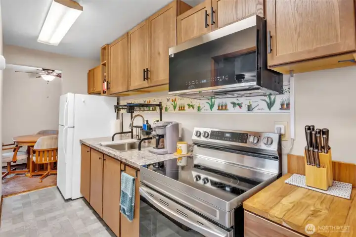 Newer Smart oven & microwave. Oven has an airfryer function.