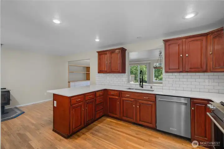 Light and bright peninsula kitchen!