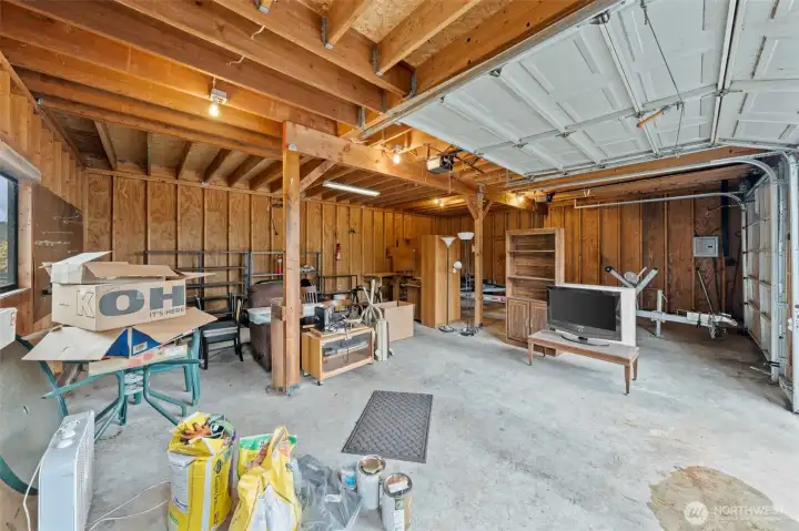 Super large garage for plenty of cars and workshop