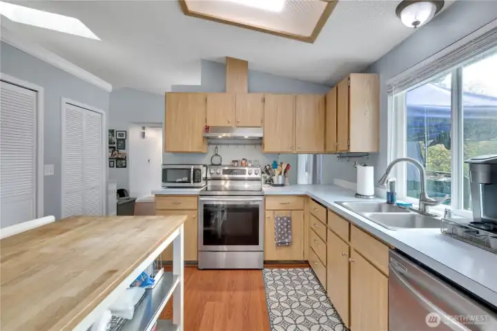Kitchen has a pass-through window for easy service to the dining room from the oven (to the right of the oven in the photo).