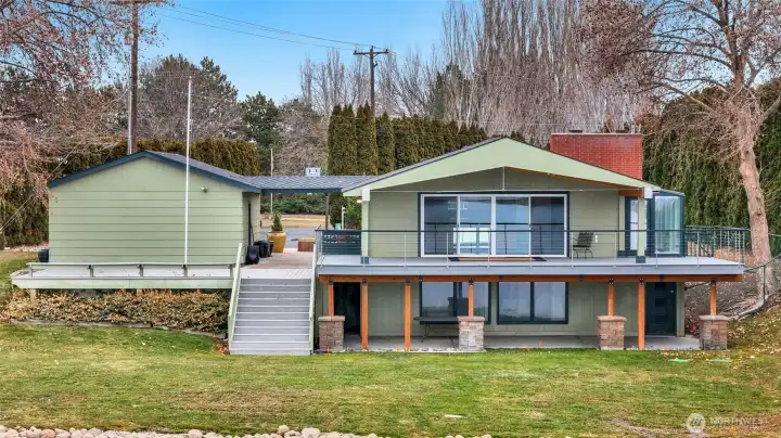 Ideal outdoor space for entertaining with the lake as your backdrop