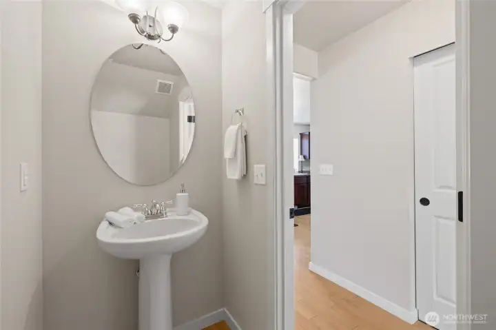 Main level 1/2 bath