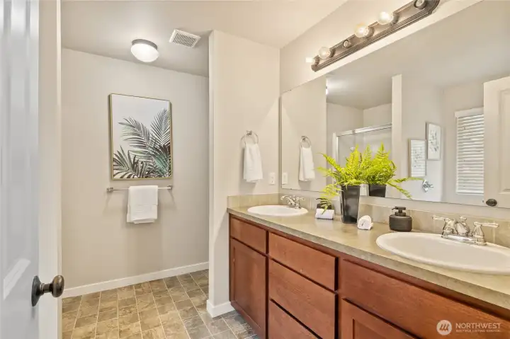 Spacious primary en suite