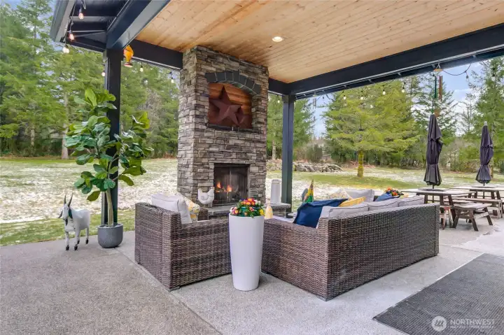Covered patio perfect for loungin/relax entertain with gas fireplace