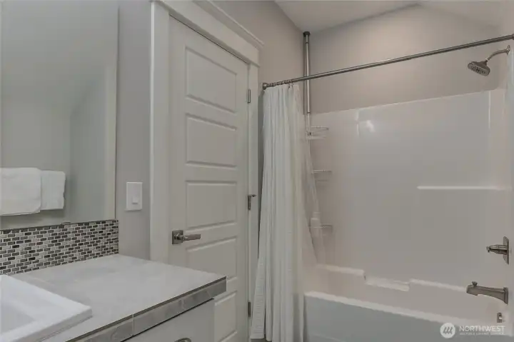 Upstairs full guest bath