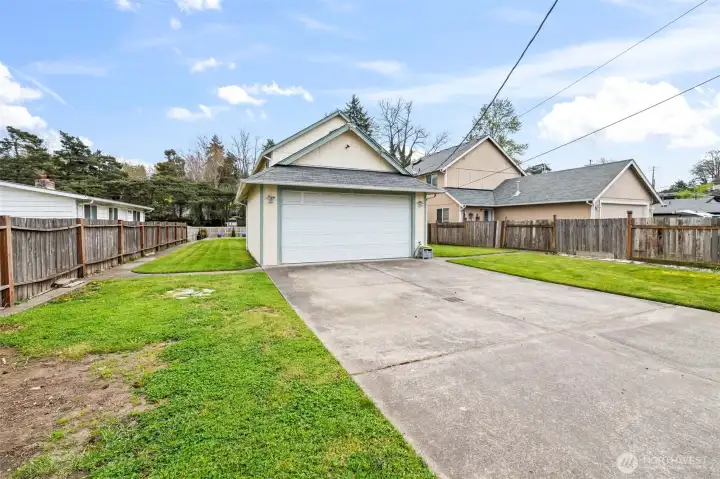 Fully fenced rear yard