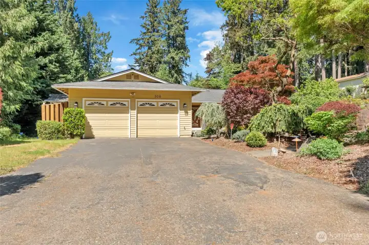 Super long driveway for lot's of guests.