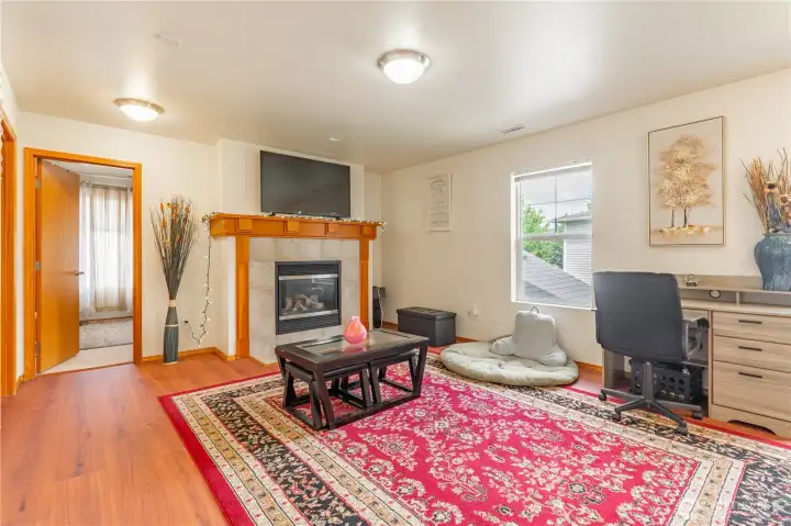 Upper level w/ gas fireplace