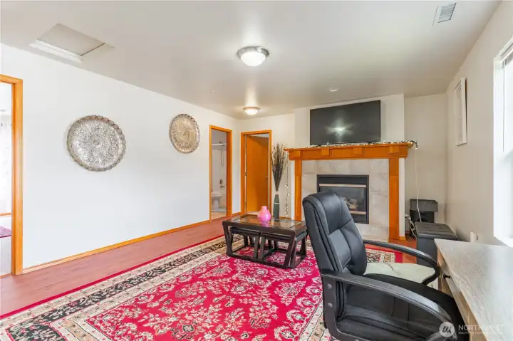 Upper level w/ gas fireplace