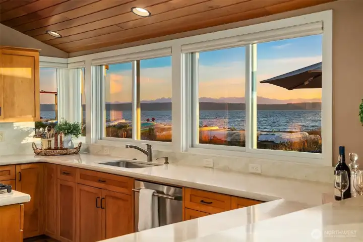 Warm shaker style cabinets with complementary hardware. Warm shaker style cabinets with complementary hardware.