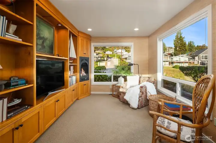 Built-in entertainment center, propane fireplace and seating area off kitchen. Built-in entertainment center, propane fireplace and seating area off kitchen.