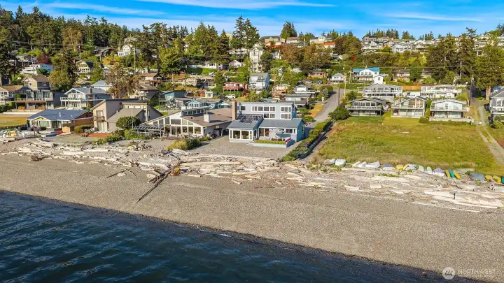 Private, level waterfront in enclave of 4 homes. Private, level waterfront in enclave of 4 homes.