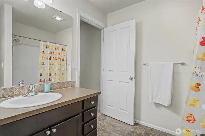 Upstairs kids/guest full bath.