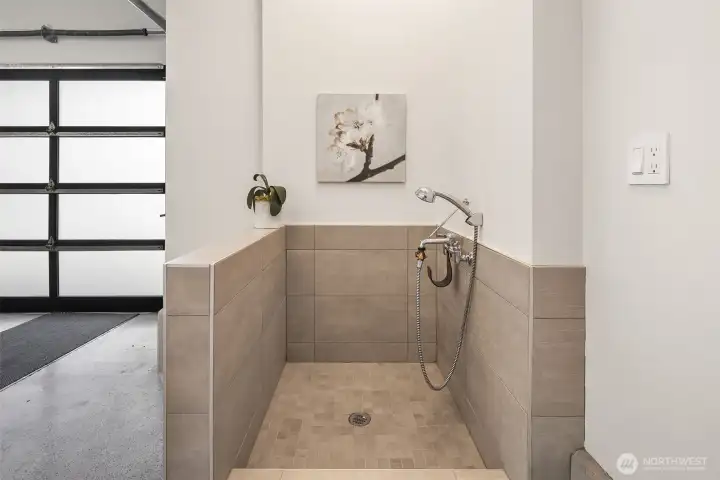 Doggy wash station! How cute is that!?