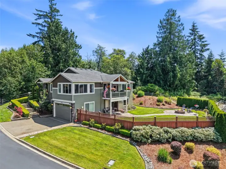 Well-maintained home perched and nestled on Huntting's Hilltop!