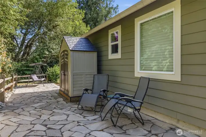 Additional flagstone patio to view perch. Must see!