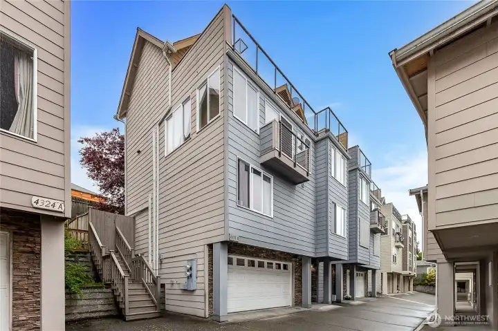 Contemporary living in Freemont/Green Lake/Wallingford quiet neighborhood. Just 12 minutes to downtown Seattle by bus. Walking distance to Freemont businesses like coffee and wine bars. Great walking opportunities with access to the burket Gilman Trail, Woodland Park and Green Lake. Contemporary living in Freemont/Green Lake/Wallingford quiet neighborhood. Just 12 minutes to downtown Seattle by bus. Walking distance to Freemont businesses like coffee and wine bars. Great walking opportunities with access to the burket Gilman Trail, Woodland Park and Green Lake.