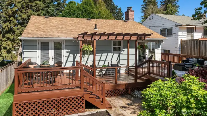 Over 400 sq ft of western exposure deck space creates multiple outdoor “rooms” for dining, lounging, entertaining, and soaking up sunny West Seattle afternoons.