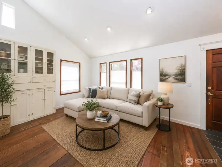 Entry/Living Rm located adjacent to kitchen