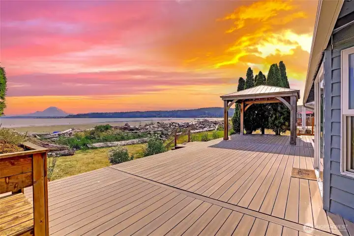 Sweeping Views, Private Newer Deck and Wonderful Yard~