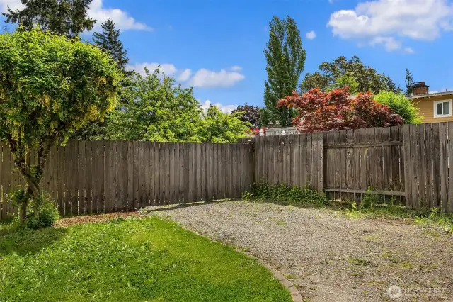 Calling all green thumbs, this yard is a gardener’s dream!