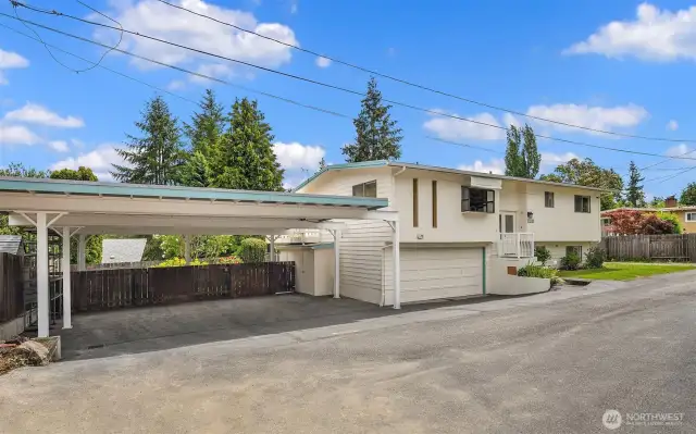 Spacious carport.