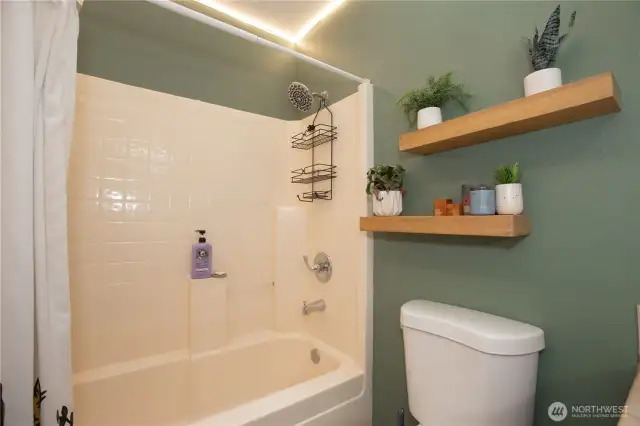 primary bathroom with tub/shower combo
