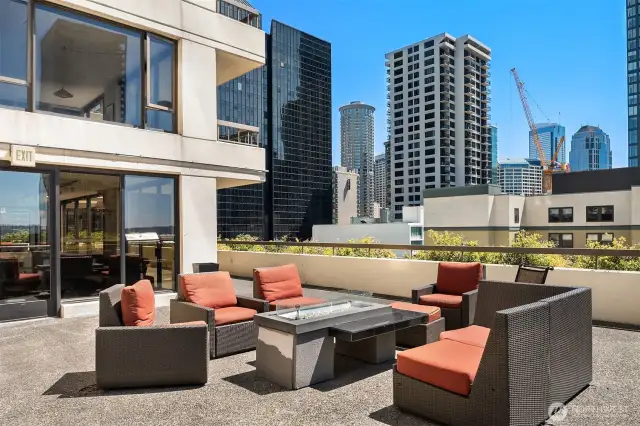 Sunny rooftop to entertain