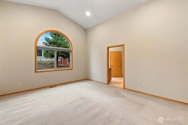 Very spacious primary bedroom with en-suite bath and large walk in closet