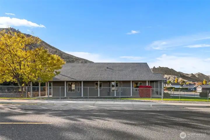 Stunning surrounding views of Saddle Rock, Badger Mountain, Rooster Comb and Burch Mountain! Gorgeous, level corner lot, fenced, ready for all your 4 legged friends!