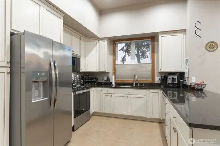 Kitchen with all new 2024 appliances including mircrowave/hood. Ceramic tiles.