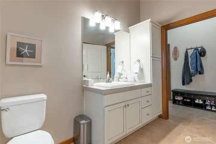 White cabinetry in the second bahroom.