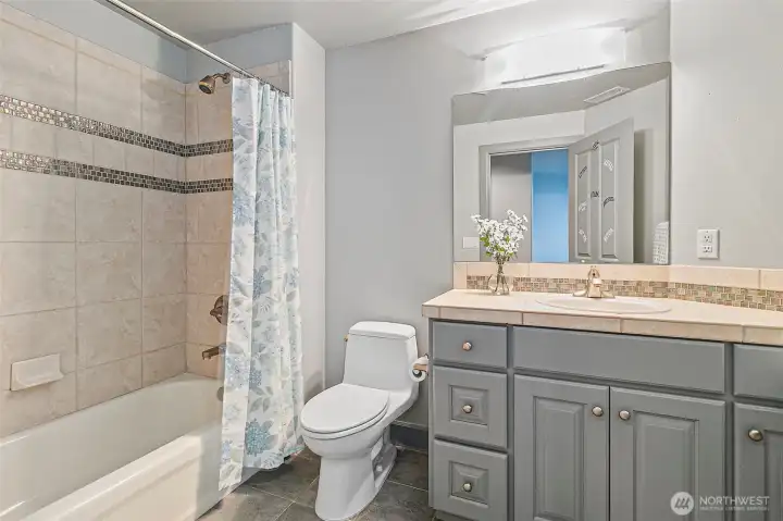 Junior suite full bath.