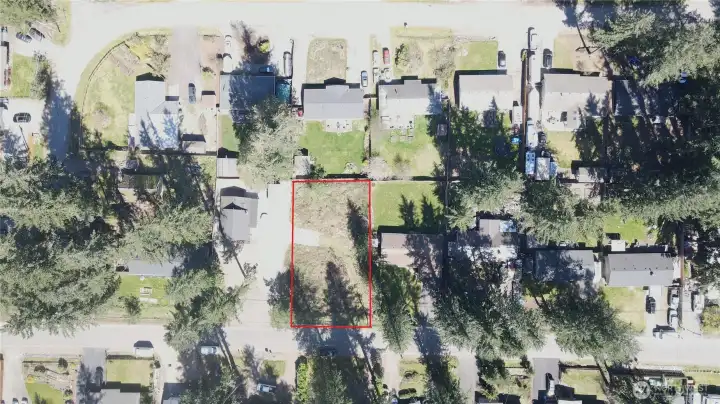 Fantastic Riverbend vacant lot—an excellent opportunity to build, with lot lines shown as approximate.