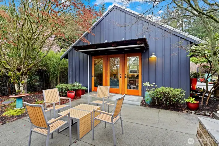 Detached studio w/ 3/4 bath faces the courtyard