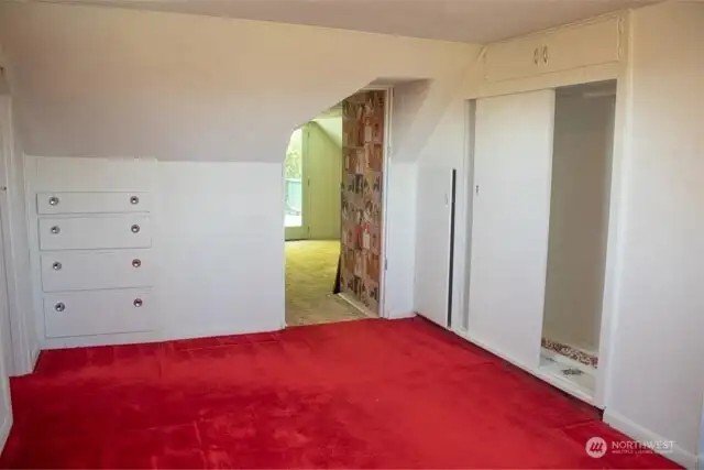 Upstairs den, bonus space