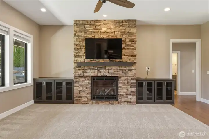 Gas Fireplace and Built-Ins Gas Fireplace and Built-Ins