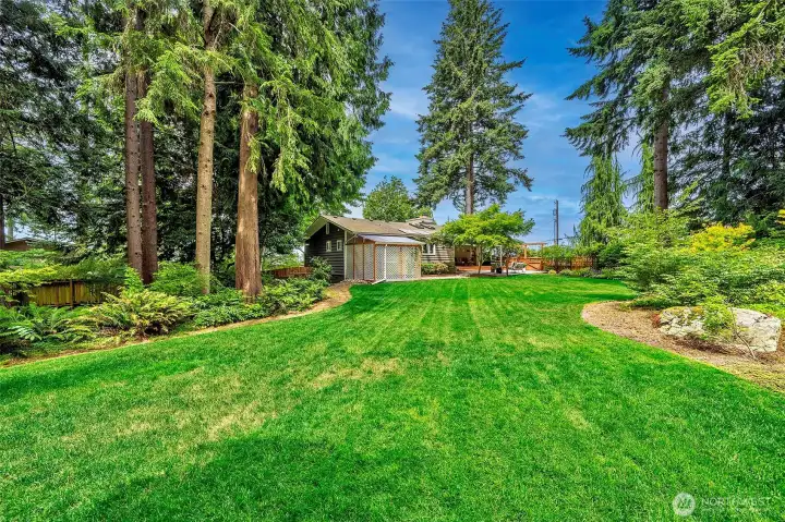 Exceptionally well-maintained gardens and level yard. Bring on the bad mitten games!