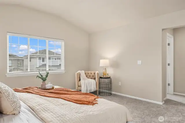 Primary Bedroom w Ensuite Full Bathroom & Walk-in Closet