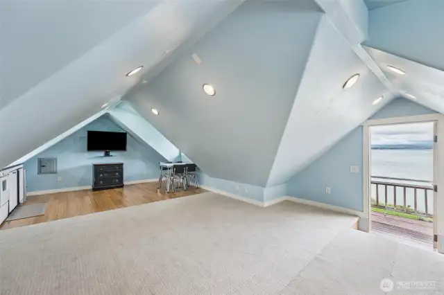 The 579sqft loft apartment above the detached 3-car garage has lots of space, a kitchenette and bathroom.