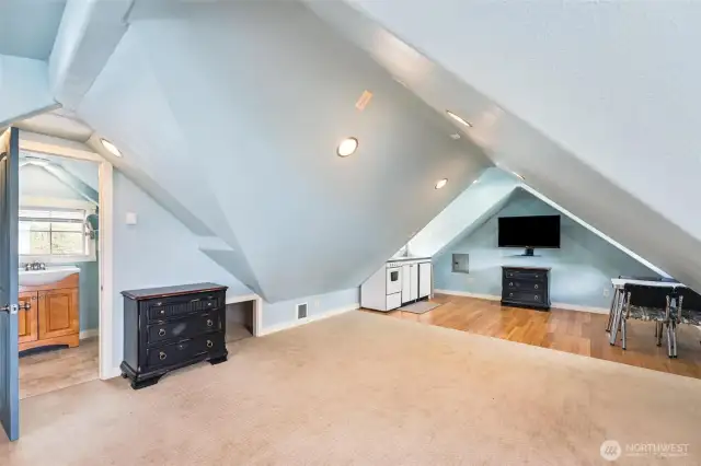 The 579sqft loft apartment above the detached 3-car garage has lots of space, a kitchenette and bathroom.